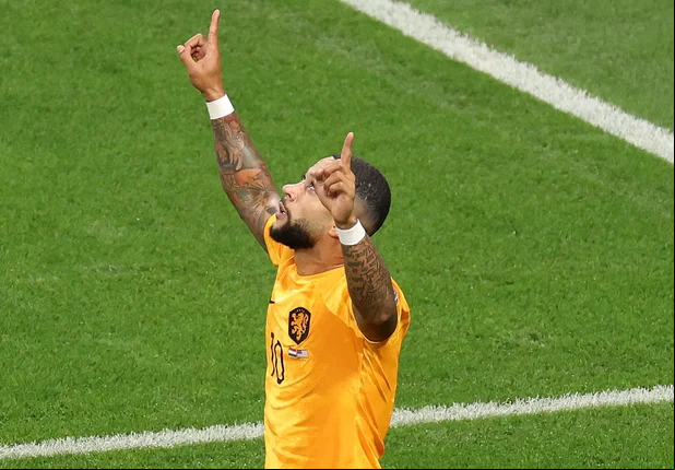 Memphins Depay comemora gol