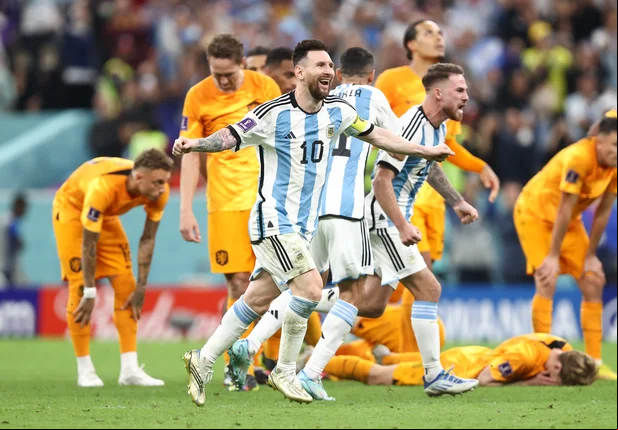Messi comemorando classificação diante da Holanda