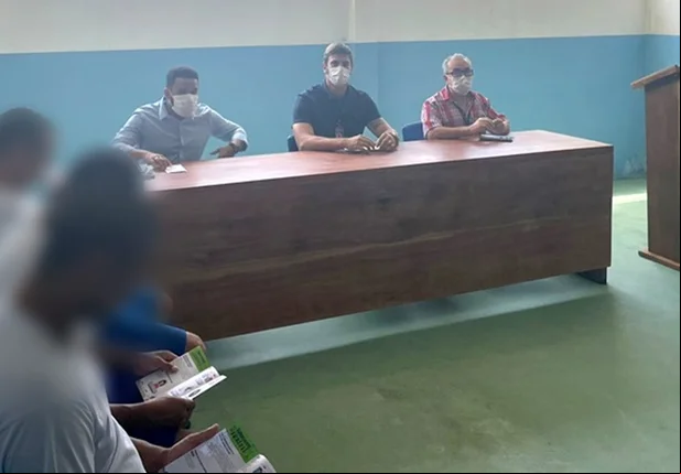 Momento da roda de conversa entre servidores e detentos