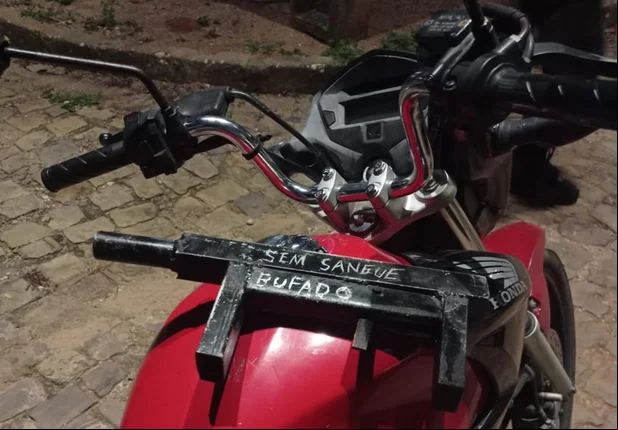 Moto e arma apreendidas na zona sul de Teresina