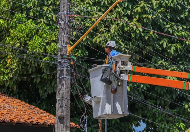 Os profissionais devem trocar o contador e posteriormente religar a energia elétrica