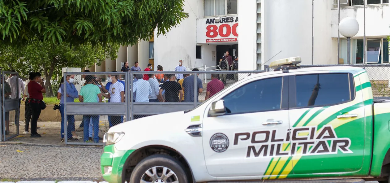 Polícia na sede da Fundação Antares após arrastão