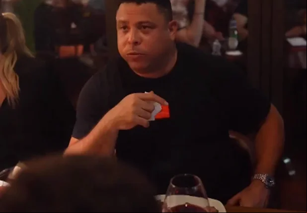 Ronaldo Fenômeno come carne avaliada em R$ 9 mil