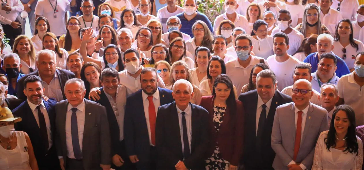 Servidores da Alepi homenageiam Themístocles Filho