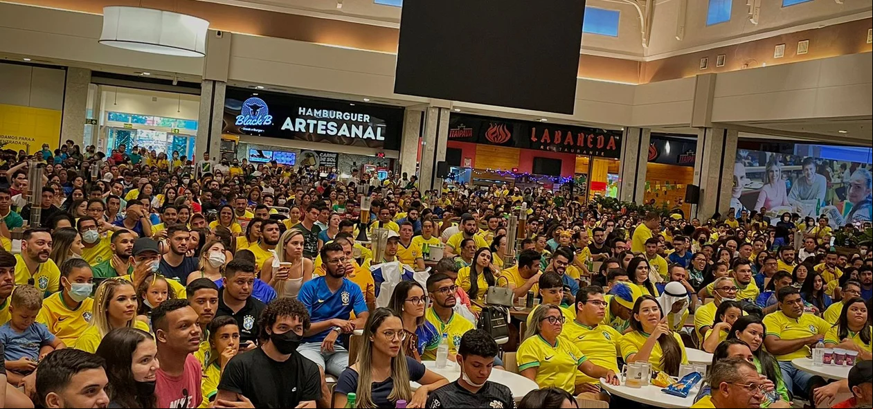 Torcida na Praça de Alimentação do Teresina Shopping
