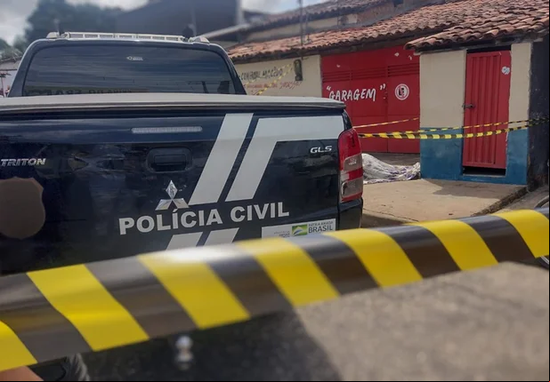 Viatura da Polícia Civil no local do crime