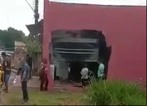 Carreta destrói loja no Maranhão