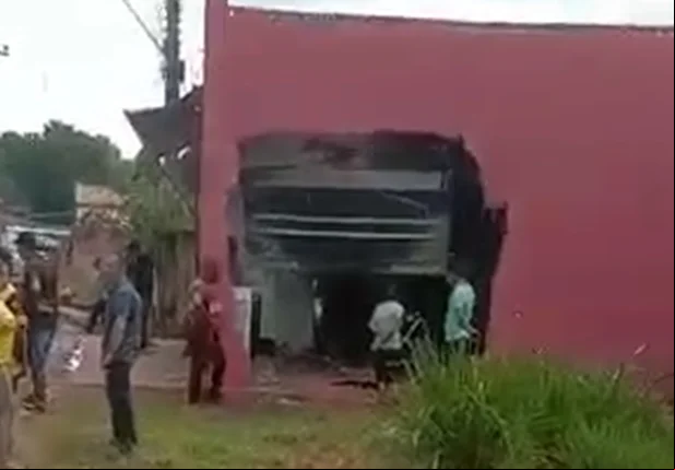 Carreta destrói loja no Maranhão