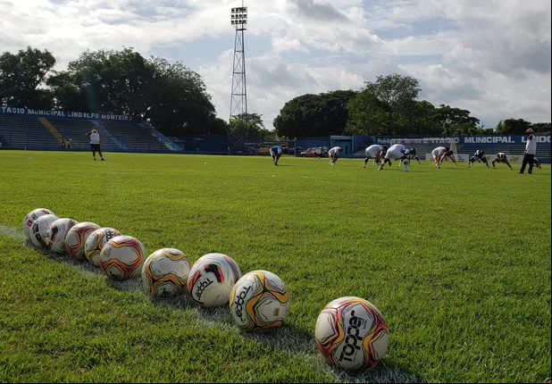 Elenco do River faz trabalho de aquecimento no estádio Lindolfo Monteiro