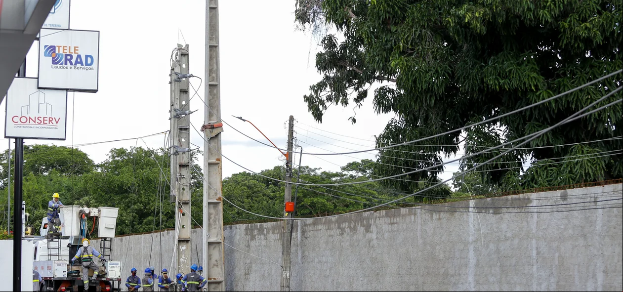 Estrutura superior do poste ficou pendurada