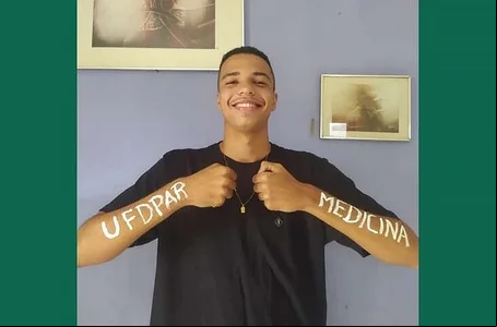 Estudante aprovado no curso de medicina
