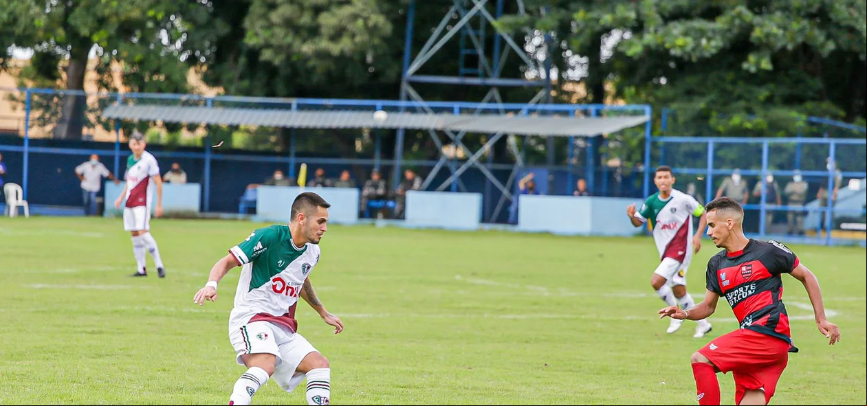 Jogador do Fluminense contra o do Flamengo