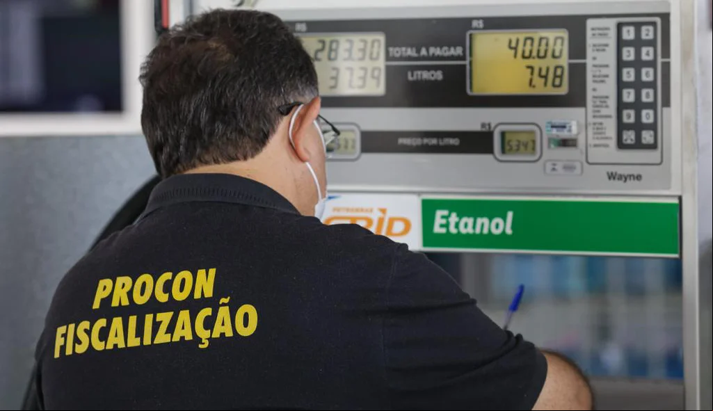 Procon durante fiscalização nos postos de Teresina