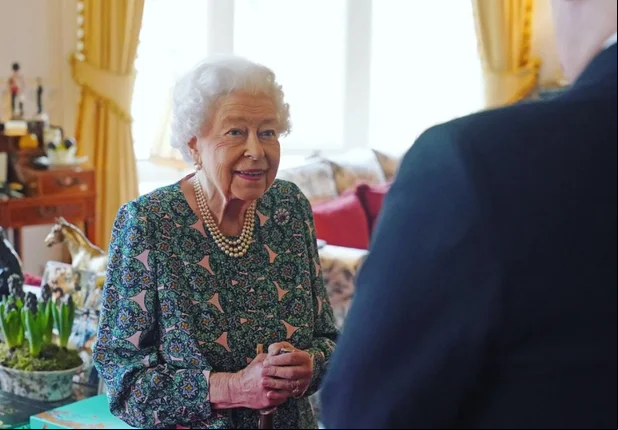 Rainha Elizabeth II testa positivo para covid-19