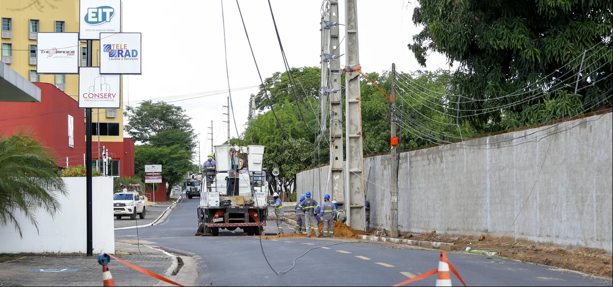 Raio atinge poste a zona Leste de Teresina