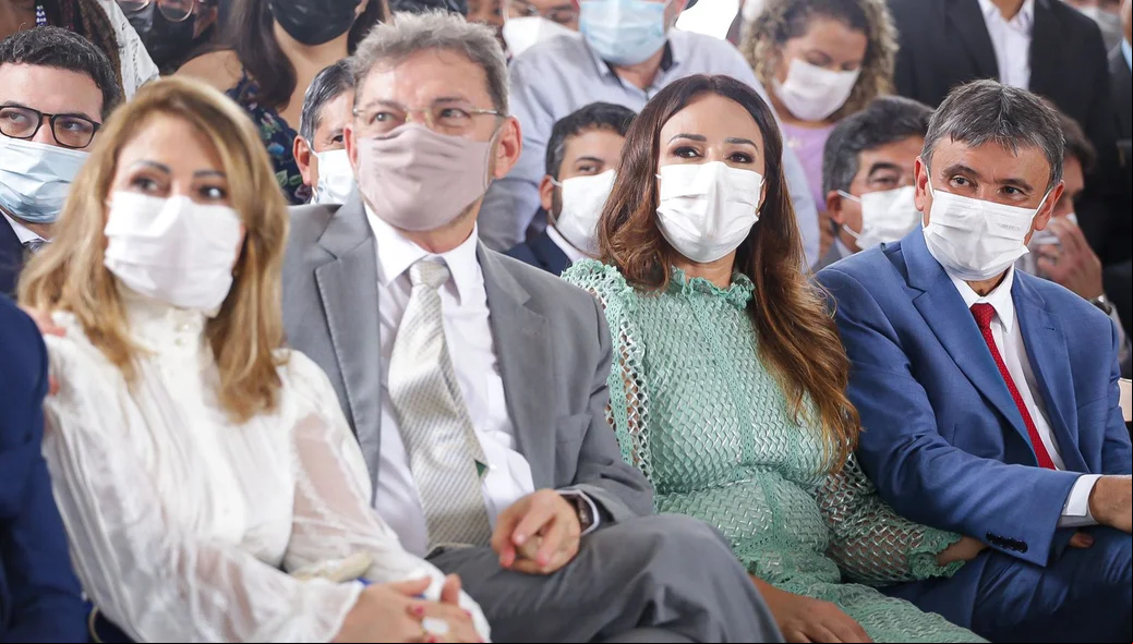Autoridades presentes na posse de Regina Sousa