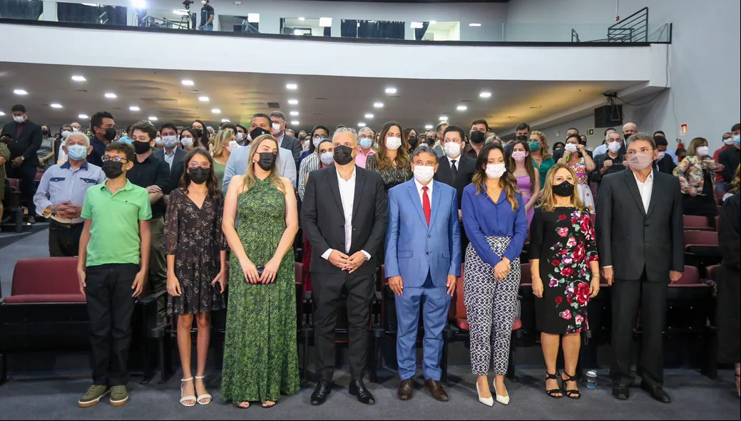 Autoridades presentes na reinauguração do Centro de Convenções de Teresina