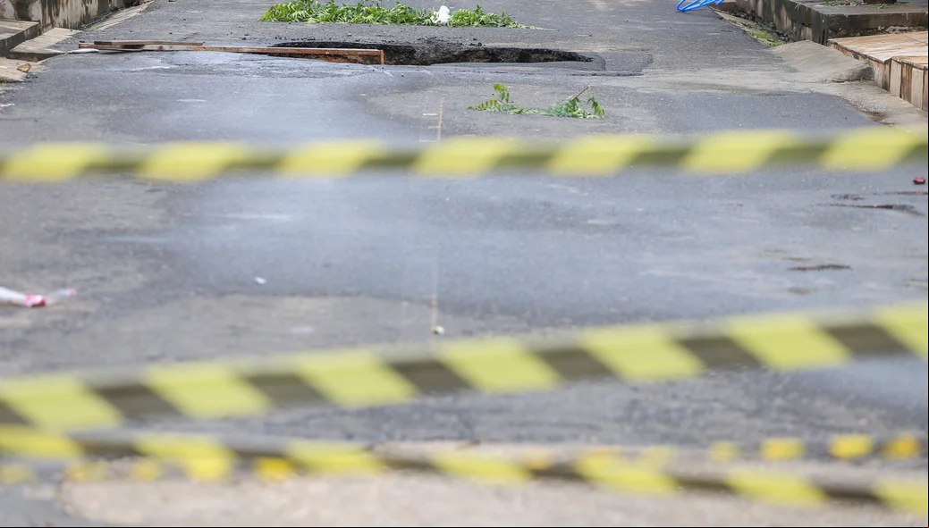 Cratera se abre e rua é isolada