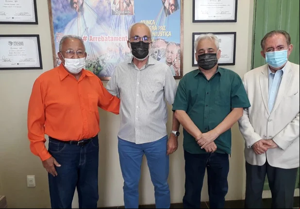 Dr. Pessoa ao lado de Jesus Rodrigues, Robert Rios e João Henrique