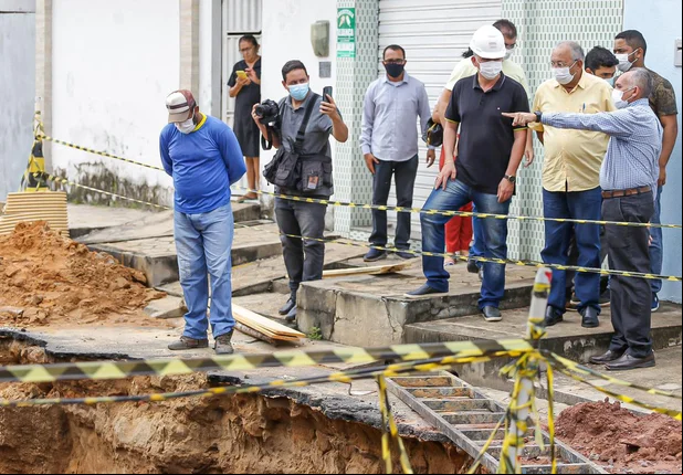 Dr. Pessoa visita obra de galeria na zona sudeste