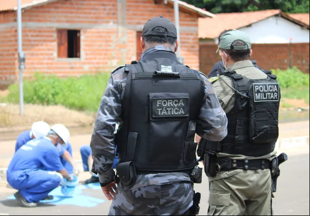 Pichações de facções são retiradas de muros e casas em Campo Maior