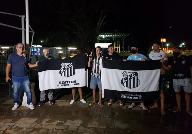 Torcedores santistas aguardaram o desembarque do time no aeroporto e seguiram para o hotel