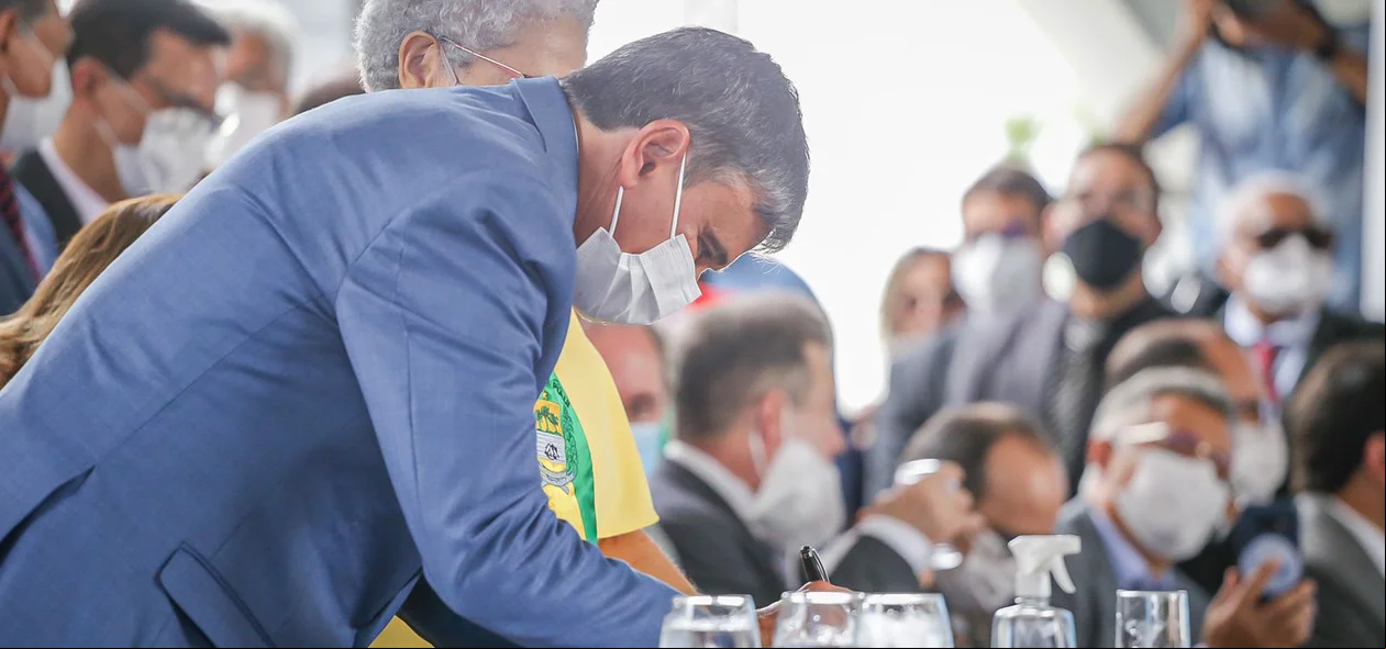 Wellington Dias assina livro
