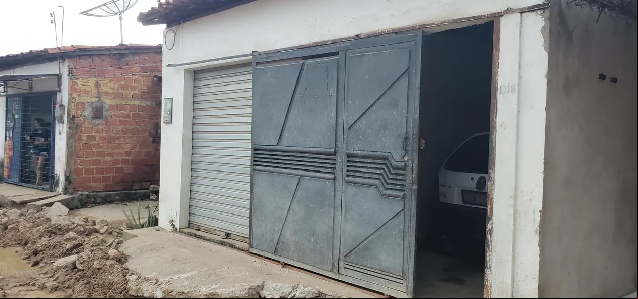 Casa de Francisco Carlos, que não pode utilizar seu carro