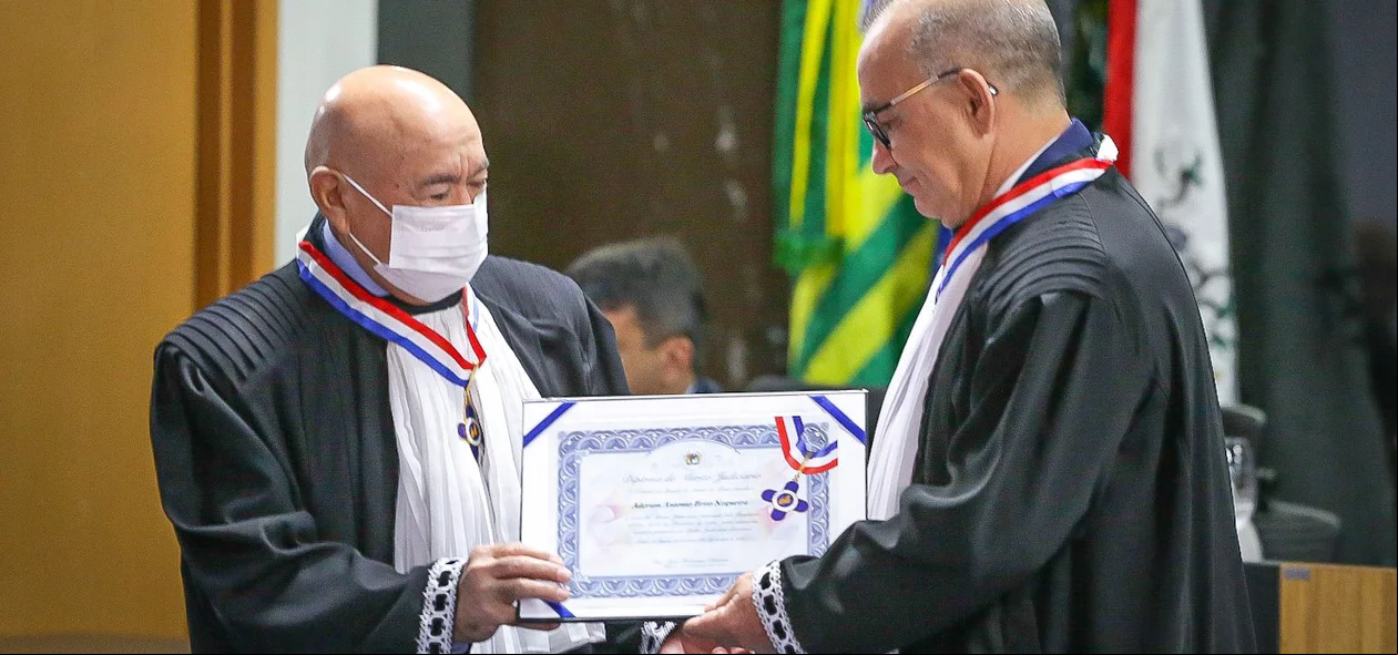 Desembargador Aderson Nogueira sendo empossado