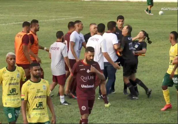 Momento em que o técnico acerta a árbitra assistente no campeonato capixaba