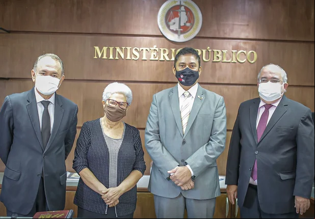 Regina Sousa visita sede do Ministéri9o Público do Estado
