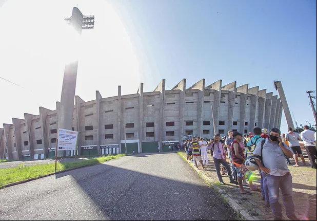 Torcedores na fila do Albertão