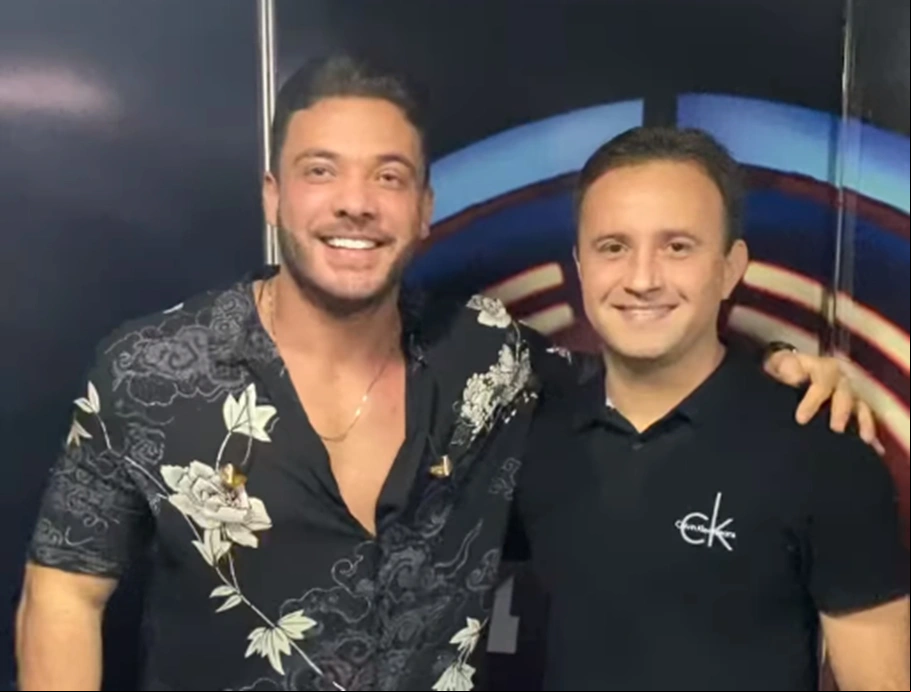 Wesley Safadão ao lado do prefeito Júnior Bill