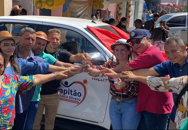 Ao lado da prefeita Gabriela, João Mádison entrega veículos em Capitão Gervásio Oliveira