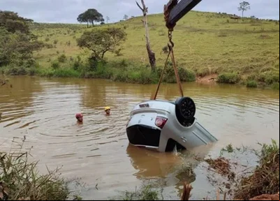 Carro de jovens sendo retirado de córrego em Minas Gerais