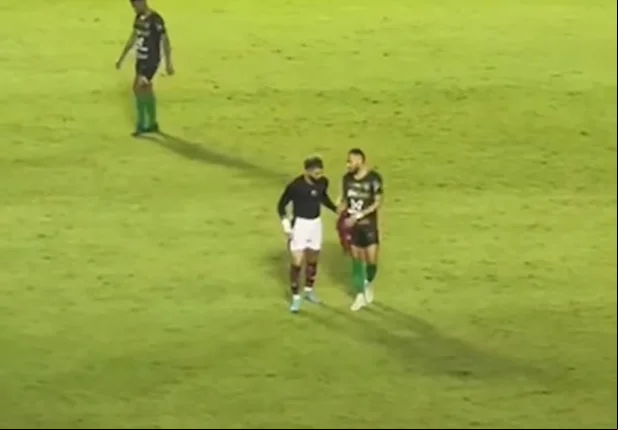Gabigol entregando a camisa para Dieyson