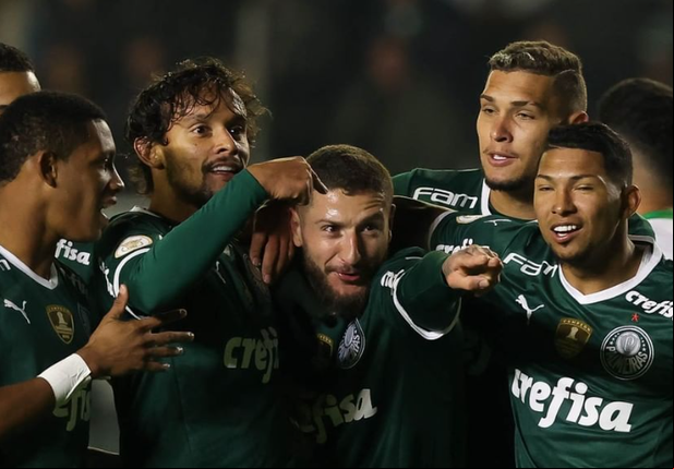 Jogadores do Palmeiras comemorando gol diante do Juventude