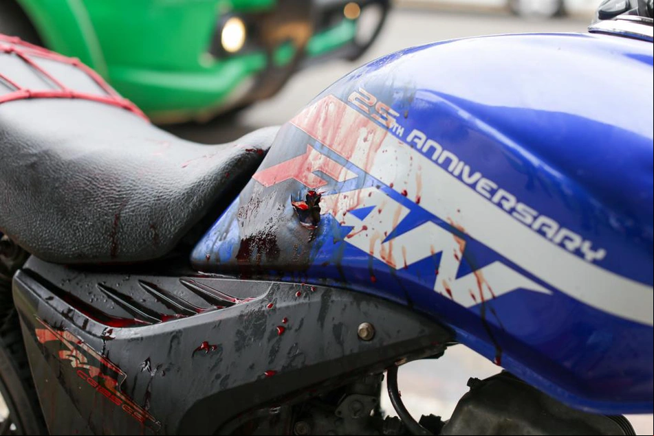 Motocicleta da vítima também foi atingida