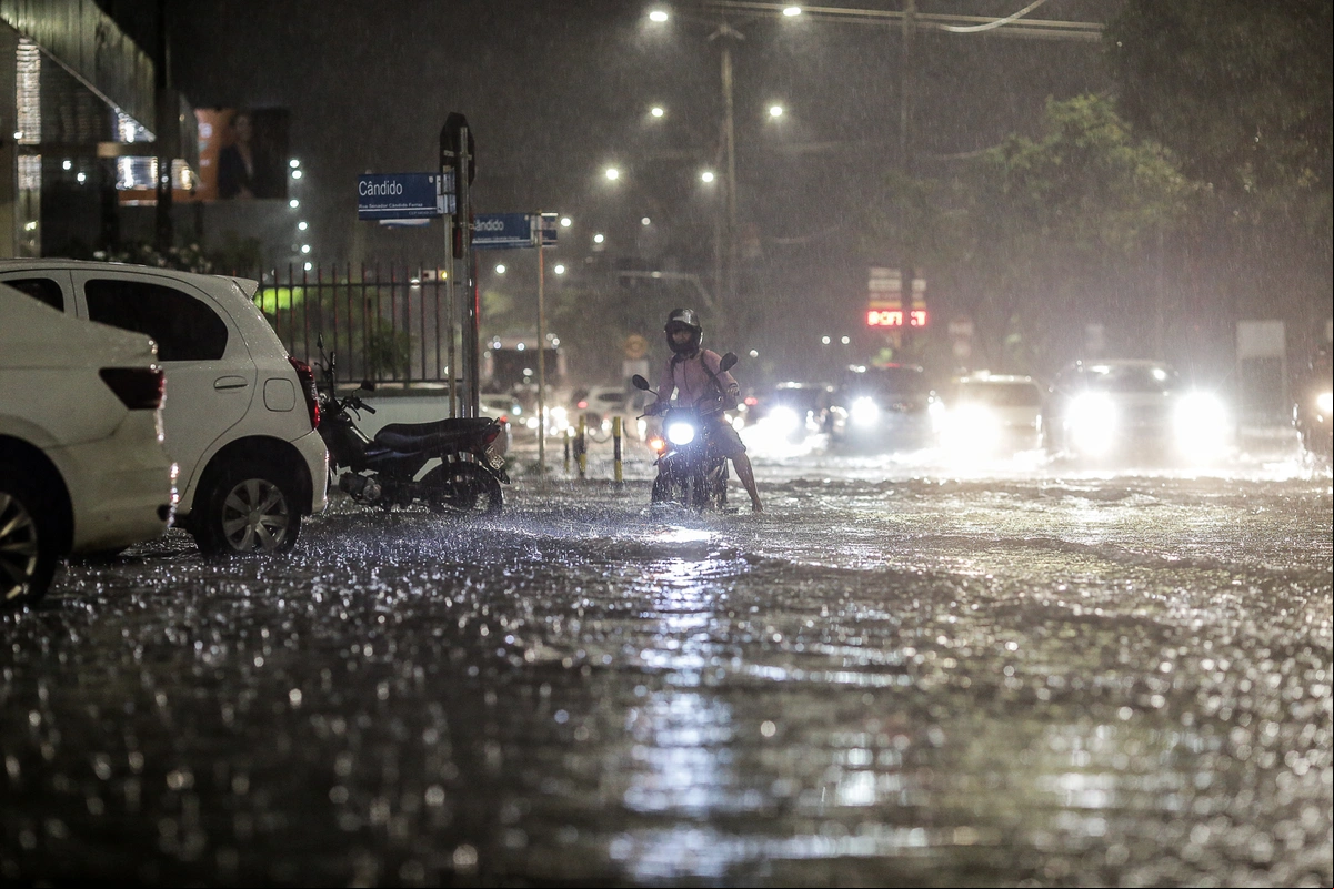 Motociclista fica ilhado durante chuva