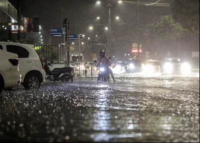 Motociclista fica ilhado durante chuva