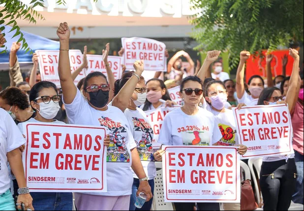 Professores em greve na Câmara Municipal de Teresina