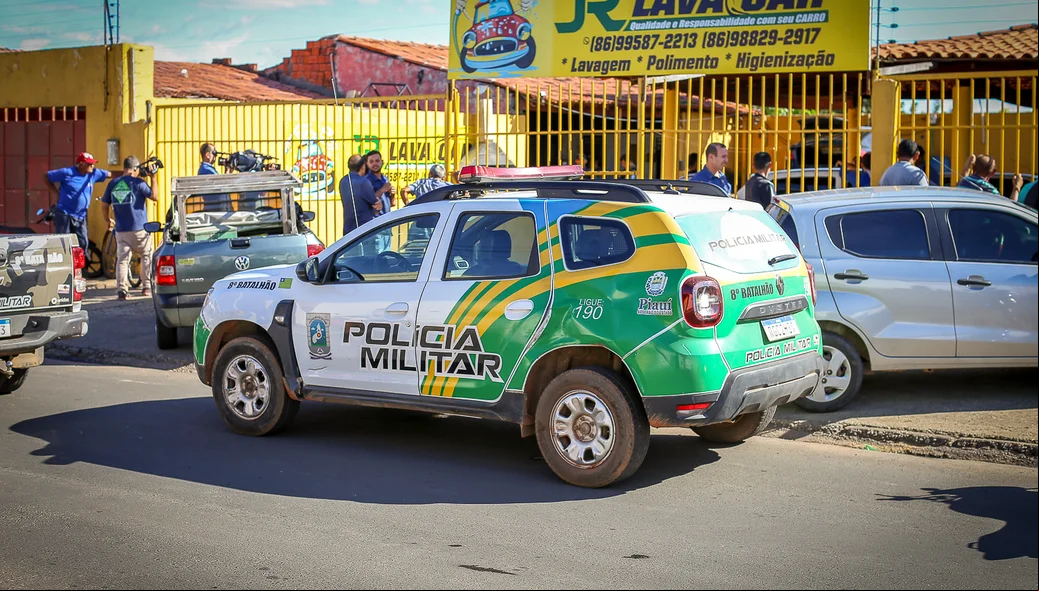 Viatura do 8º BPM no local do crime