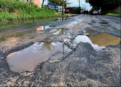 Buracos tomam conta da Avenida Celso Pinheiro