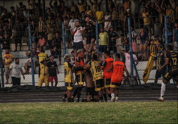 Equipe do Castanhal comemorando gol perante o Tocantinópolis