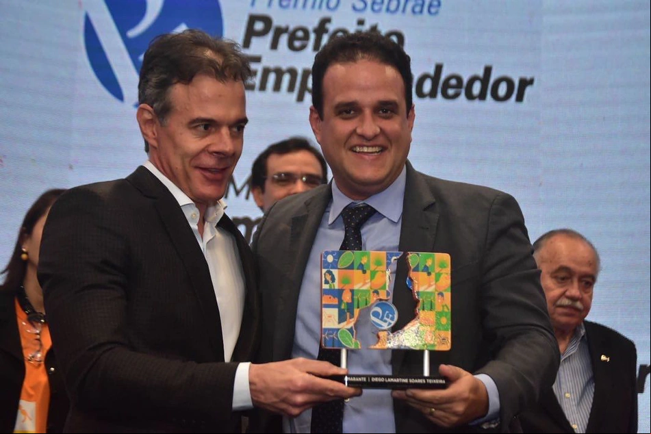 Prefeito Diego Teixeira recebe prêmio no Sebrae