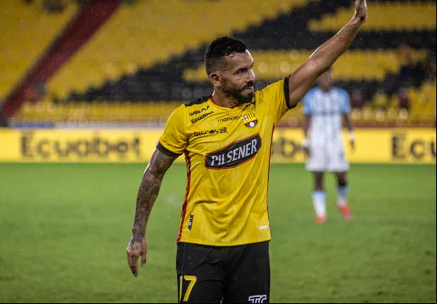 Tévez em partida pelo Barcelona de Guayaquil