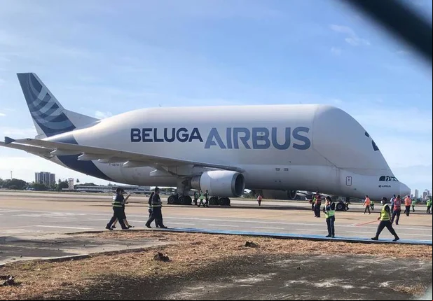 ‘Avião baleia’ faz pouso inédito em Fortaleza e leva curiosos ao aeroporto
