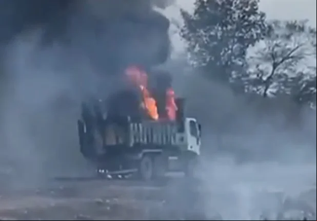 Caçamba pegando fogo em Palmeirais