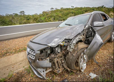 Carro de luxo ficou com a frente destruída