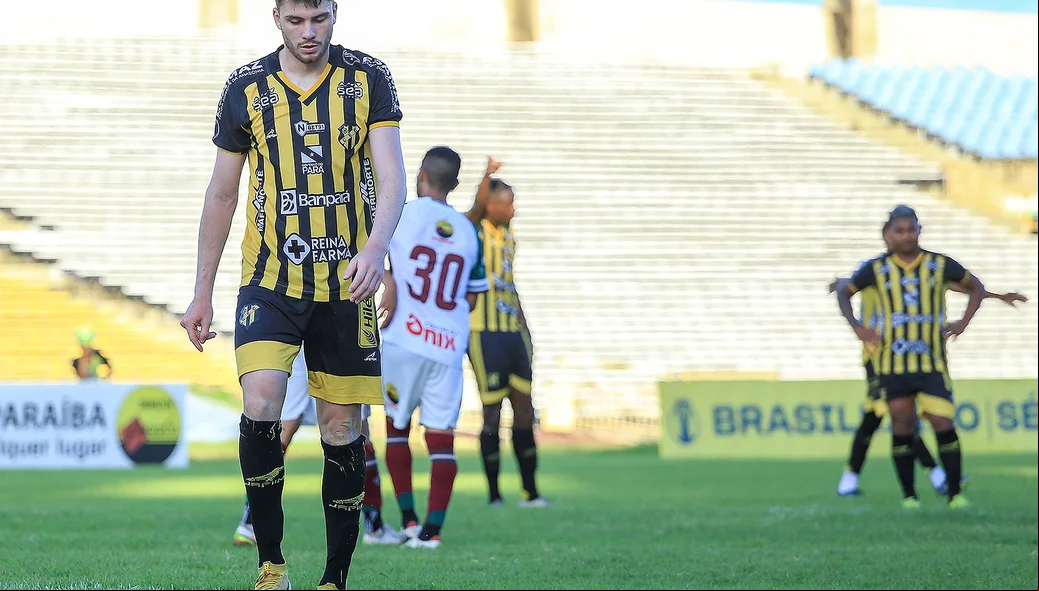 Elias recebeu o cartão vermelho e saiu da partida